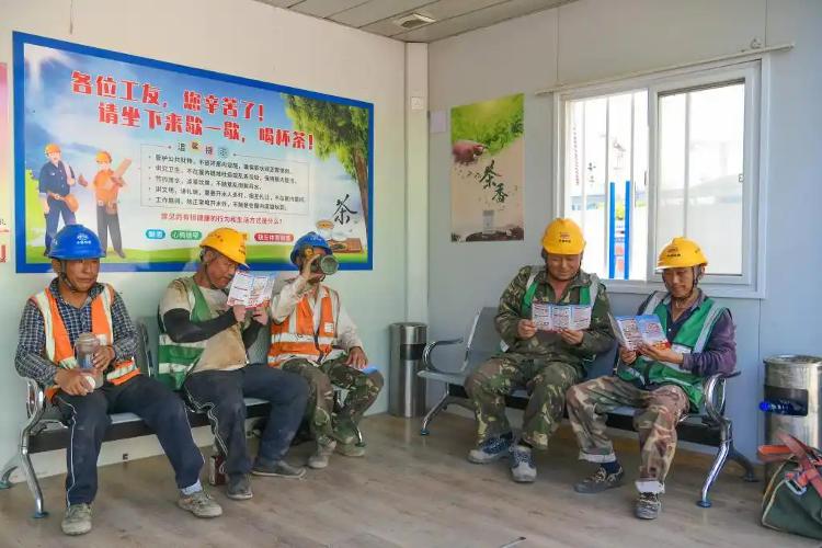 高温天气下如何识别和预防高温病