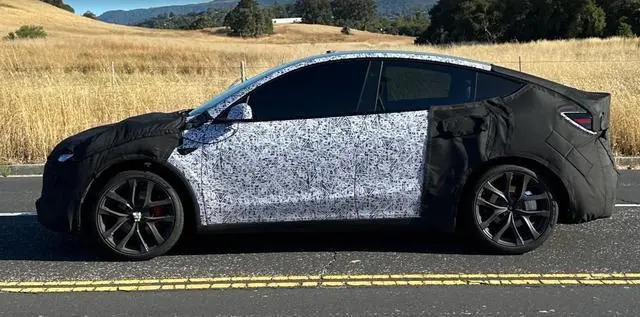 特斯拉新Model Y Performance原型路测图曝光