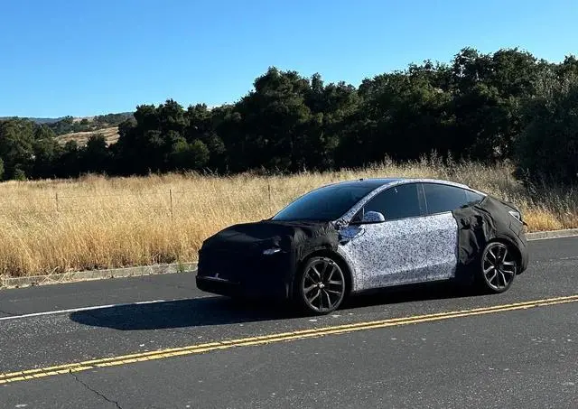 特斯拉新Model Y Performance原型路测图曝光