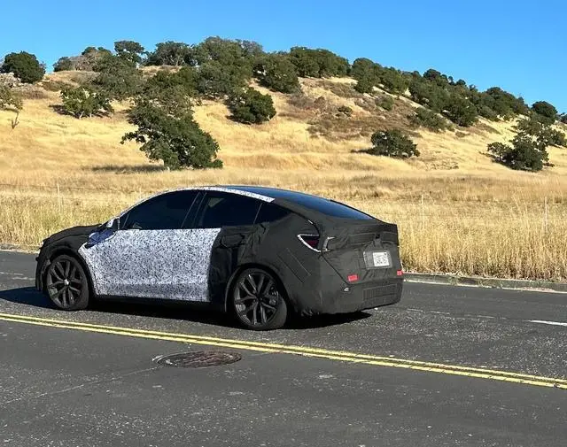 特斯拉新Model Y Performance原型路测图曝光