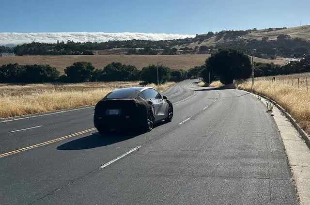 特斯拉新Model Y Performance原型路测图曝光