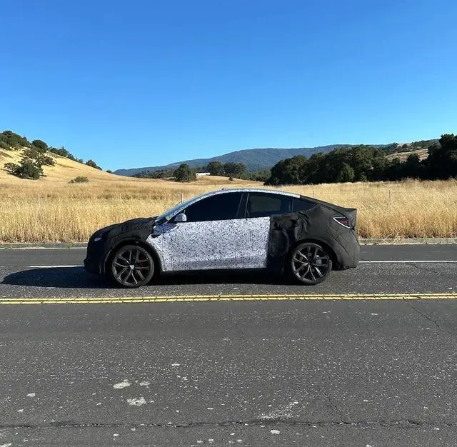 特斯拉新Model Y Performance原型路测图曝光