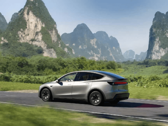 特斯拉Model Y L上市33.9万起 与理想i8同价位你选谁?