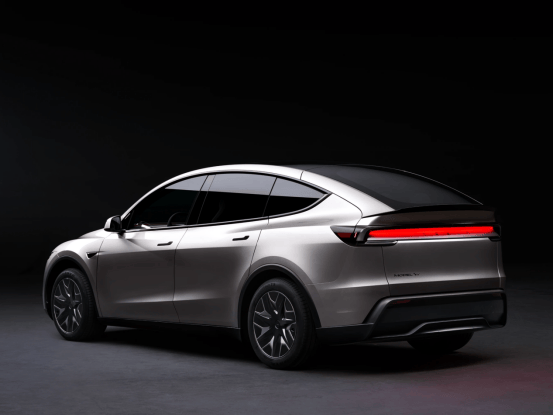 特斯拉Model Y L上市33.9万起 与理想i8同价位你选谁?